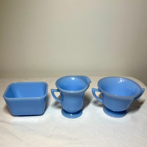Pyrex Other - Pyrex Canada 1950s Delphite Blue Pie Crust Pattern Cream & Sugar and fridge dish